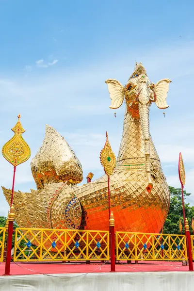 Himmapan yaratık heykeli Phra 'da Suthon Mongkhon Khiri tapınağı, Tayland.