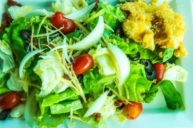 Karışık sebze salatası ve ballı limon sosu Tayland 'da haşlanmış yumurta ve pastırma.