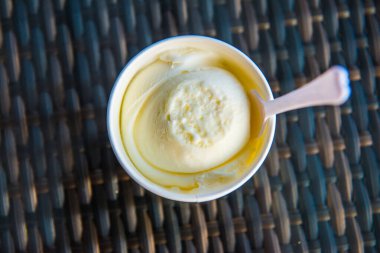 Beyaz kağıt bardaklı beyaz dondurma, Tayland.