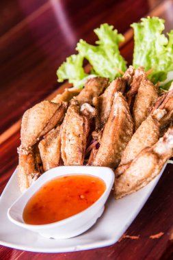 Modern tabakta balık soslu kızarmış tavuk, Tayland.