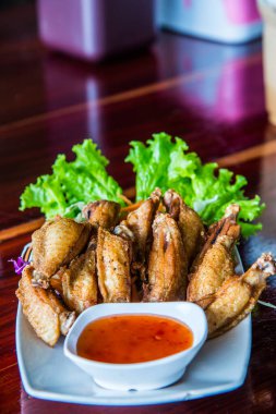 Modern tabakta balık soslu kızarmış tavuk, Tayland.