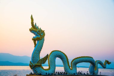 Beyaz Naga heykeli Kwan Phayao 'da akşam güneşli, Tayland.