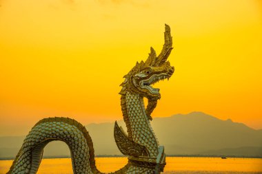 Beyaz Naga heykeli Kwan Phayao 'da akşam güneşli, Tayland.