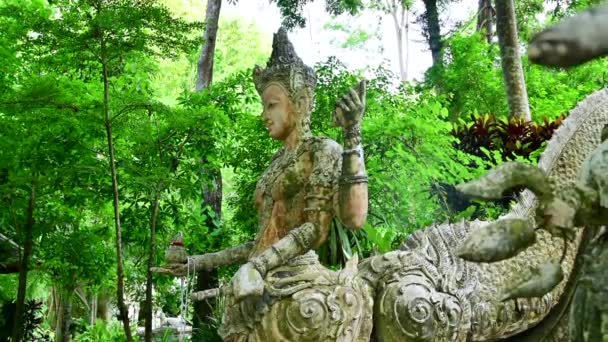 Древняя Статуя Покрытая Мхом Ват Пха Лат — стоковое видео