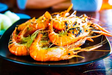 Tayland, siyah tabakta ızgara karides..