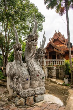 Pha Ngao Tapınağı, Tayland 'daki kilisenin önündeki Naga heykeli..