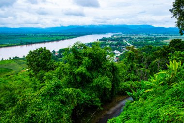 Tayland 'ın Chiang Saen şehrindeki Mekong nehrinin en üst manzarası..