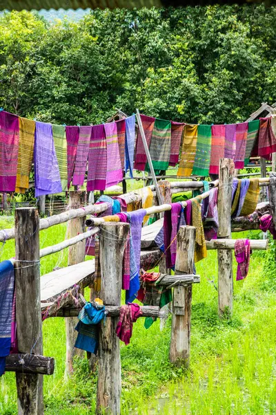 Tayland 'ın Pua bölgesinde küçük köprüsü olan pirinç tarlası..