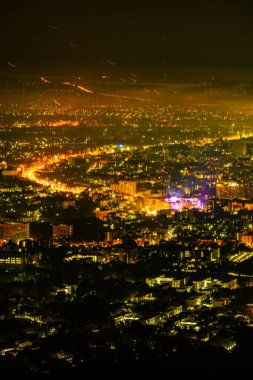 Gece vakti havai fişeklerle dolu Chiangmai şehri, Tayland.