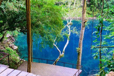 Lom Phu Khew ya da Tham Phatai Ulusal Parkı 'ndaki Mavi Göl, Lampang Eyaleti.