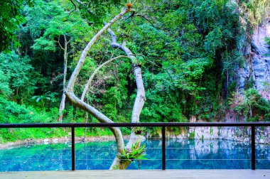 Lom Phu Khew ya da Tham Phatai Ulusal Parkı 'ndaki Mavi Göl, Lampang Eyaleti.