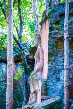 Huai Pha Kiang tapınağında kayalara Buda sanatı oymak, Tayland.