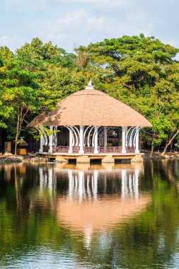 Göl kenarındaki güzel dinlenme evi, Tayland.