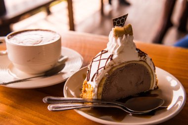 Dondurmalı pasta beyaz tabak, Tayland.