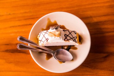 Dondurmalı pasta beyaz tabak, Tayland.