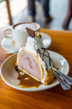 Dondurmalı pasta beyaz tabak, Tayland.