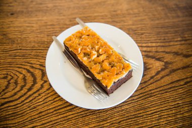 Beyaz tabakta browni keki, Tayland.