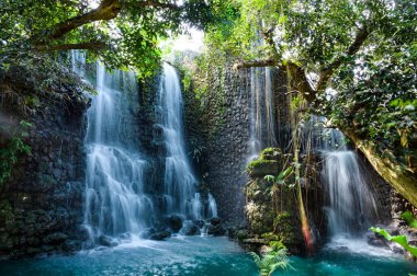 Gölgeli bahçede küçük bir şelale, Tayland.