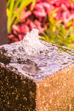 Tayland 'daki parkta küçük bir çeşme..