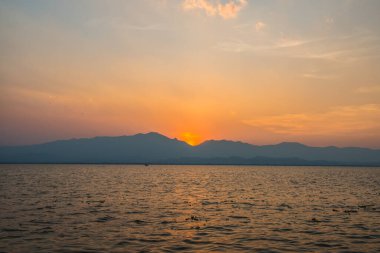 Kwan Phayao Gölü 'nde gün batımı, Tayland.