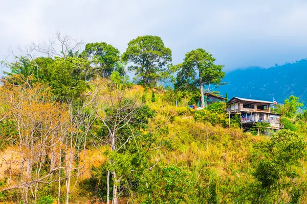 Dom Widokiem Góry Parku Narodowym Phulangka Tajlandia — Zdjęcie stockowe