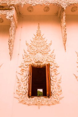 Tayland 'daki Rong Khun tapınağında kalıp sanatıyla dekorasyon..