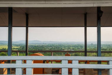 Mae Ngat Somboon Barajı 'ndaki makine istasyonuyla doğal manzara, Tayland.