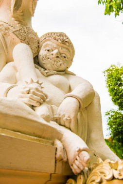 Tayland 'da Darabhirom Ormanı Manastırı' nda bulunan dev bir heykel..