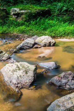 Mork Fa Şelalesi 'nde su akıyor, Tayland.