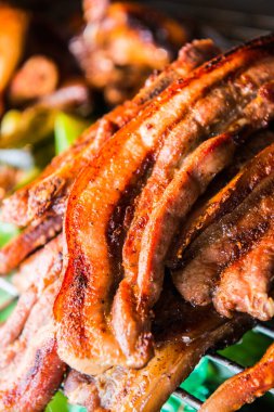 Izgarada kızartılmış domuz boynu, Tayland.