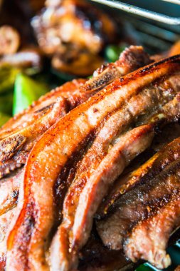 Izgarada kızartılmış domuz boynu, Tayland.