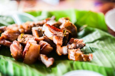 Tayland 'da muz yaprağında kömür kaynayan domuz boynu..