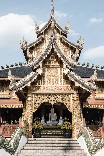 Tayland 'daki Ban Den Tapınağı' nda güzel bir Tayland tarzı kilise..