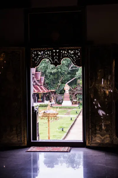 タイのダーラビーム森林修道院の教会のドアのシルエット — ストック写真