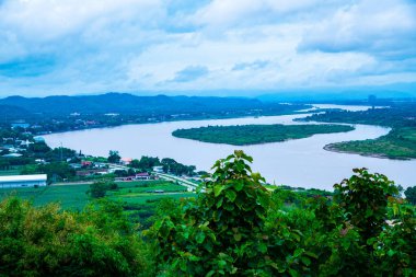 Tayland 'ın Chiang Saen şehrindeki Mekong nehrinin en üst manzarası..