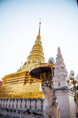 Tayland 'daki Phra Chae Haeng tapınağında..
