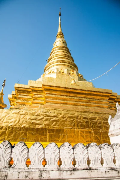 Kultainen Pagodi Phra Että Chae Haeng Temppeli Thaimaa — kuvapankkivalokuva