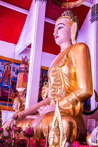 Όμορφη Λευκή Βούδα Στο Ναό Hua Wiang Tai Ταϊλάνδη — Φωτογραφία Αρχείου