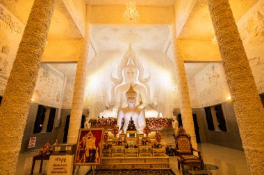 Tayland 'daki Hyuaplakang Tapınağı' ndaki Beyaz Buda heykeli..