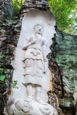 Huai Pha Kiang tapınağında kayalara Buda sanatı oymak, Tayland.