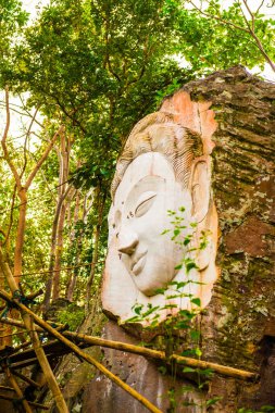 Huai Pha Kiang tapınağında kayalara Buda sanatı oymak, Tayland.