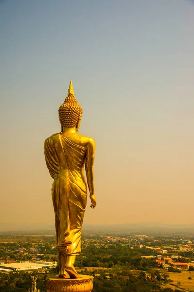 Promenad Guldbuddhastaty Vid Phra Det Där Khao Noi Templet Thailand — Stockfoto