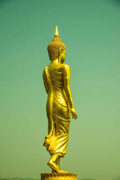 Περπάτημα Χρυσό Άγαλμα Buddha Phra Ότι Khao Noi Ναό Ταϊλάνδη — Φωτογραφία Αρχείου