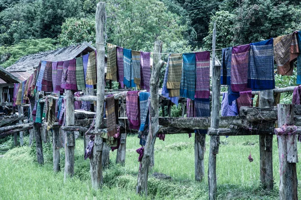 Tayland 'ın Pua bölgesinde küçük köprüsü olan pirinç tarlası..