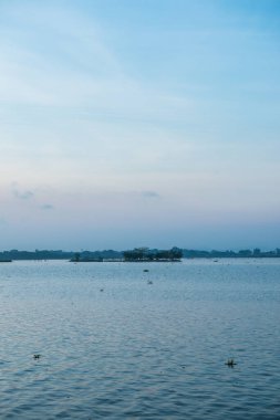 Tayland 'daki Kwan Phayao Gölü' nde Tilok Aram Tapınağı ile göl manzarası.