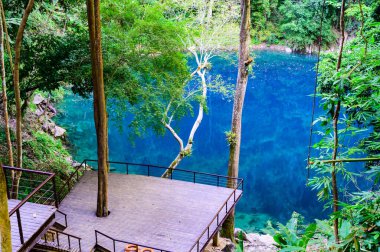 Lom Phu Khew ya da Tham Phatai Ulusal Parkı 'ndaki Mavi Göl, Lampang Eyaleti.