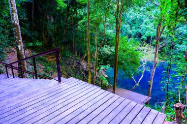 Lom Phu Khew ya da Tham Phatai Ulusal Parkı 'ndaki Mavi Göl, Lampang Eyaleti.