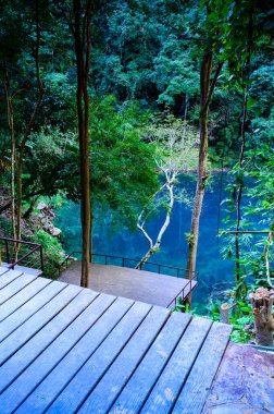 Lom Phu Khew ya da Tham Phatai Ulusal Parkı 'ndaki Mavi Göl, Lampang Eyaleti.