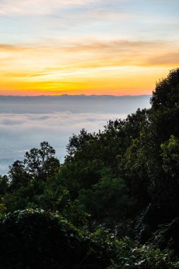 Sabah gökyüzü Chiang Mai şehrinde bulutlu, Tayland.