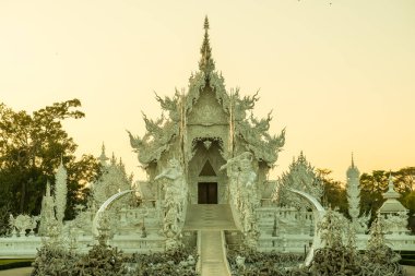 Tayland 'ın Chiang Rai bölgesindeki Rong Khun tapınağı..